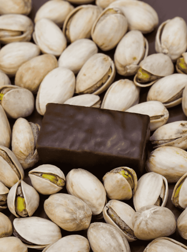 mleczko pistacja wsród orzechów pistacji.png